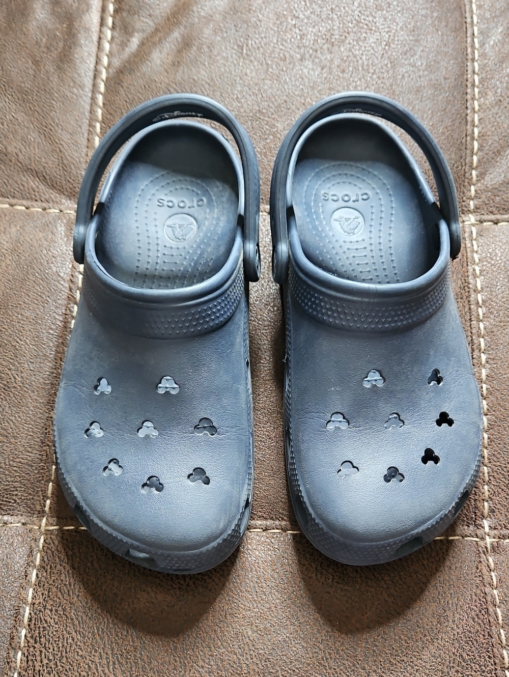 CROCS Unisex Classic Clog in Dark Blue Disney Mickey Mouse Detail W10 M8